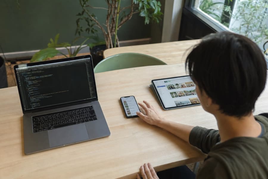 PC・スマートフォン・タブレットを並べて操作している様子